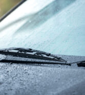 Cars parked in the rain in the rainy season and have a wiper sys Offerta spazzole tergicristallo e trattamento parabrezza